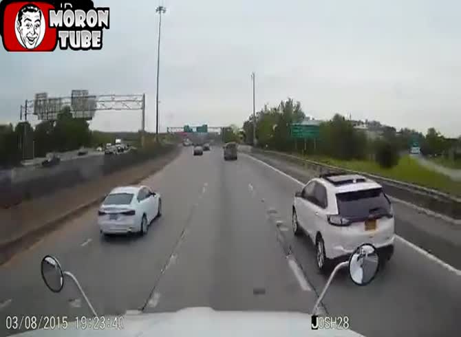 Video :A driver who truly deserves it gets disciplined by a truck driver